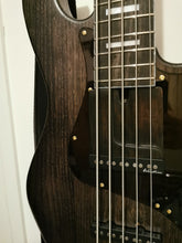 Custom cutaway thumb ramp for bass